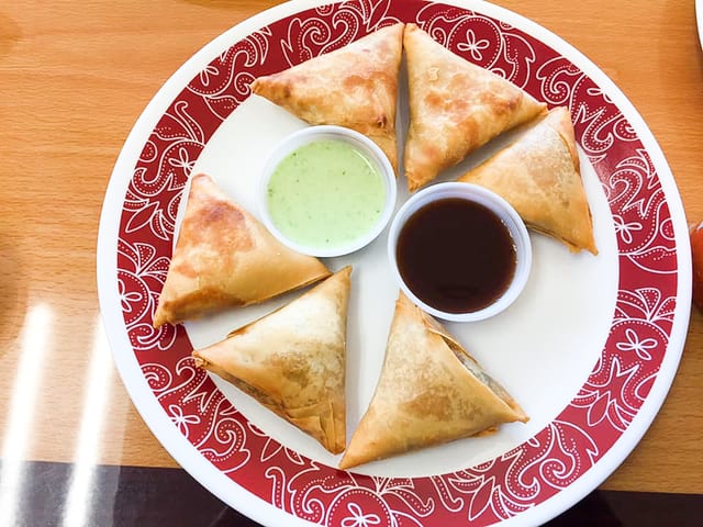 Vegetable Samosas (3pcs).